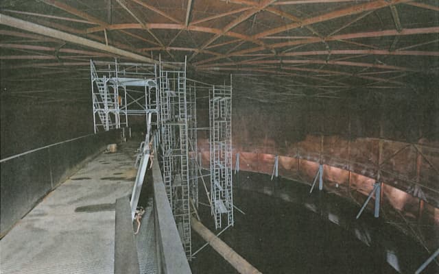 Spektakulär, aber die Feuchtigkeit im Innern des 32 Meter hohen Gasomenters lässt diesen rosten. Foto: Reto Oeschger