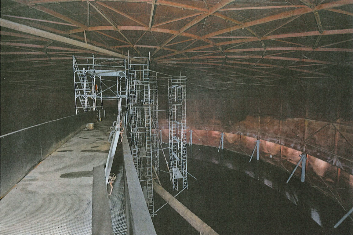 Spektakulär, aber die Feuchtigkeit im Innern des 32 Meter hohen Gasomenters lässt diesen rosten. Foto: Reto Oeschger